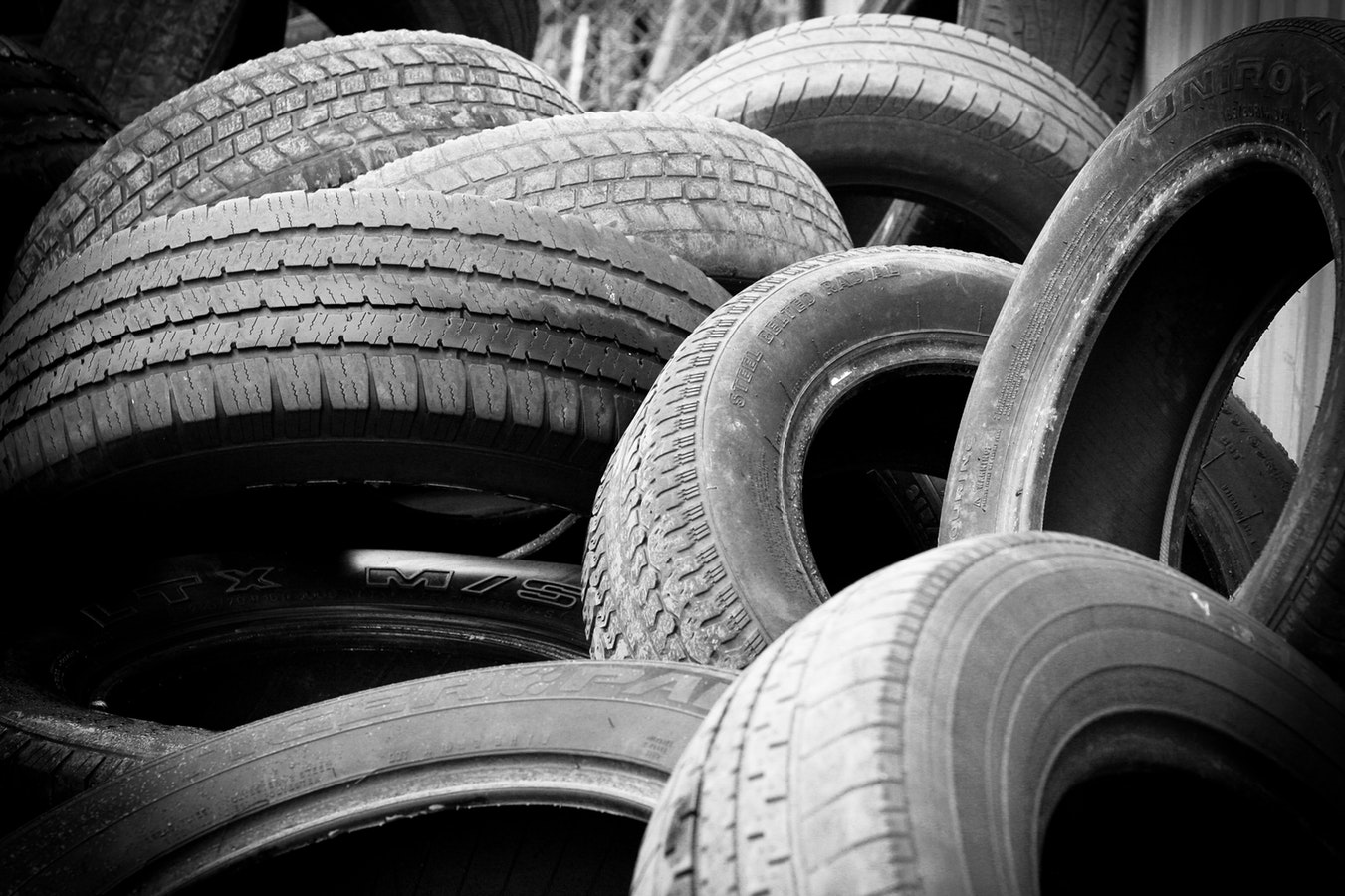 Pile de pneus de voiture usés